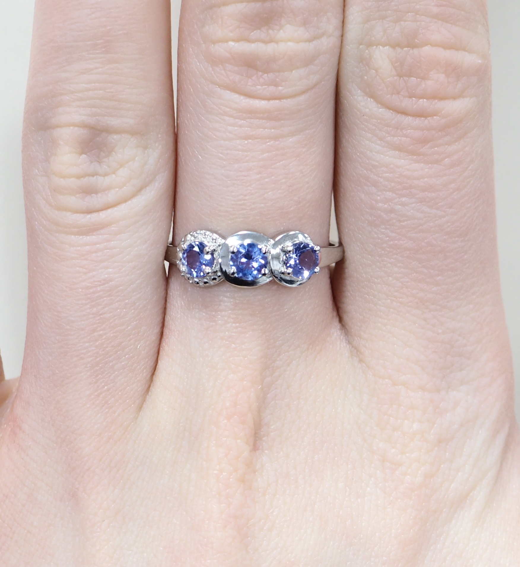 Серебряное кольцо 925 пробы; вставки 3 Танзанит;
